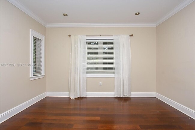 Building Photo - 1400 Alberca St