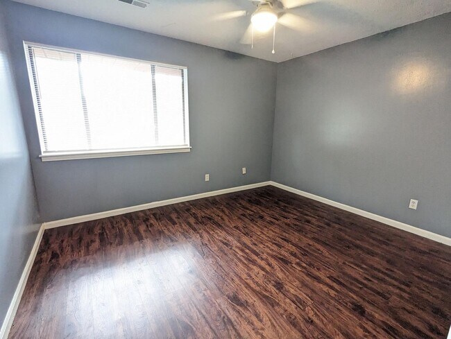 Building Photo - Private Fenced Yard + 3BR Townhome – Great Location!