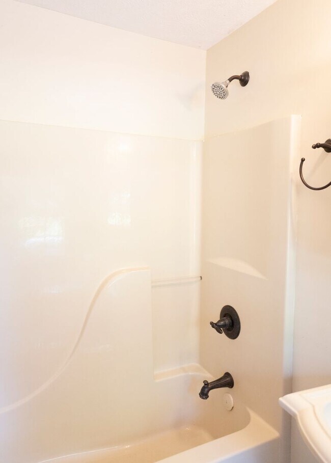 Building Photo - Spacious Home in Sugar Grove With Easy Access to Boone