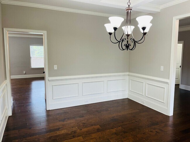 Building Photo - WOW! 5 bed, 4 full baths, brick exterior, ...