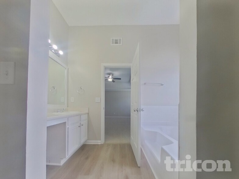 Building Photo - 4928 Bryant Dr