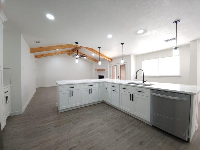 Building Photo - 1502 Hiawatha Way