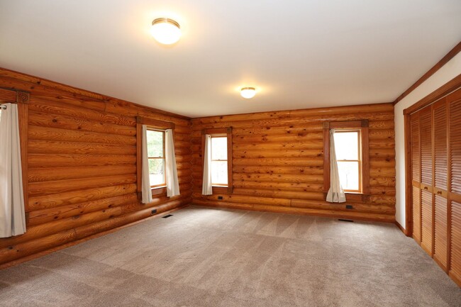 Building Photo - Gorgeous Log Cabin near West Lafayette!