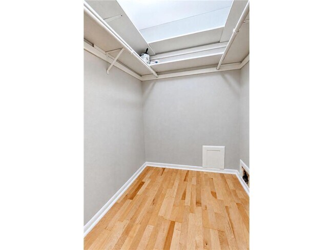 Building Photo - 3215 Pillsbury Ave