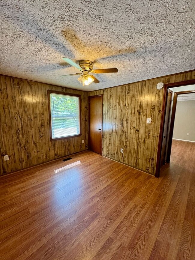 Building Photo - Move-in Ready!