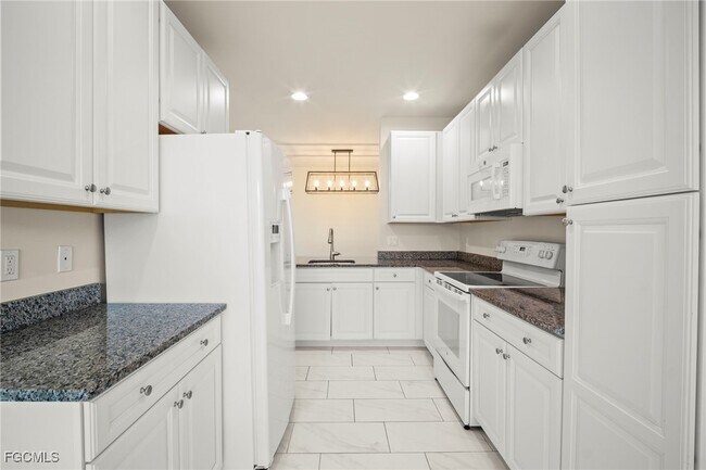 Building Photo - 15851 Portofino Springs Blvd