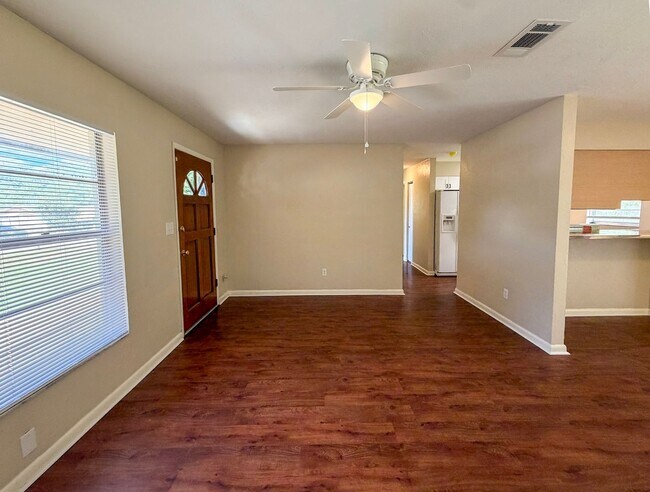 Building Photo - Move-in Ready Recently Updated 4BR/2BA House in Alachua! *Approved Application*