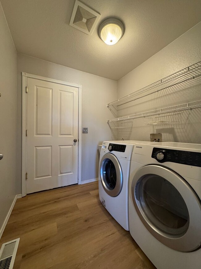 Building Photo - Spacious & Modern 3-Bedroom Home for Lease...