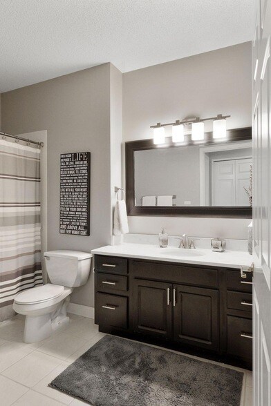 Building Photo - 645 N 1st St