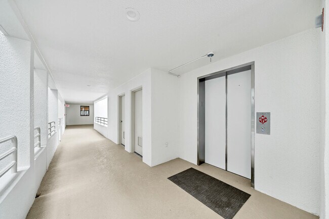 Building Photo - 827 Oak Harbour Dr