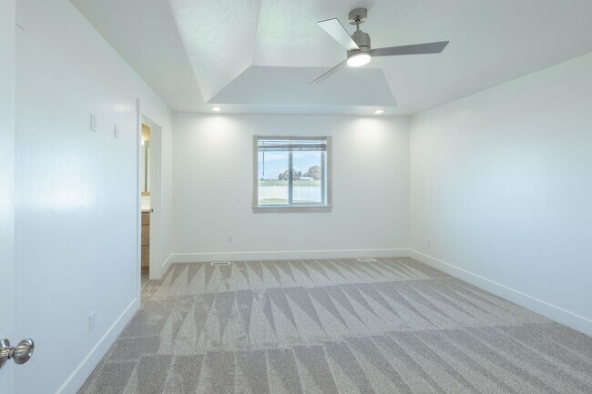 Building Photo - 5 BED 3 BATH HOME IN IDAHO FALLS WITH 2 STALL GARAGE, AC, FENCED YARD