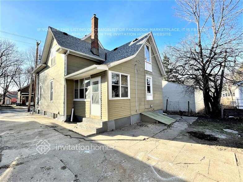 Building Photo - 496 Bay St