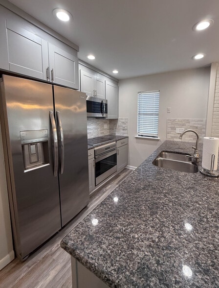 Kitchen - 8300 Scottingham Dr