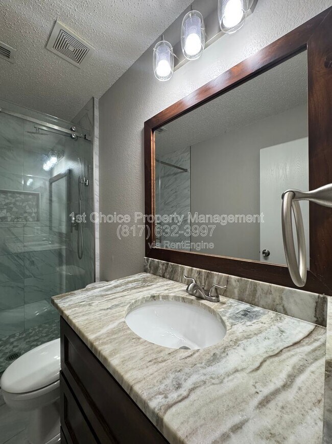 Building Photo - 304 E Clover Park Dr