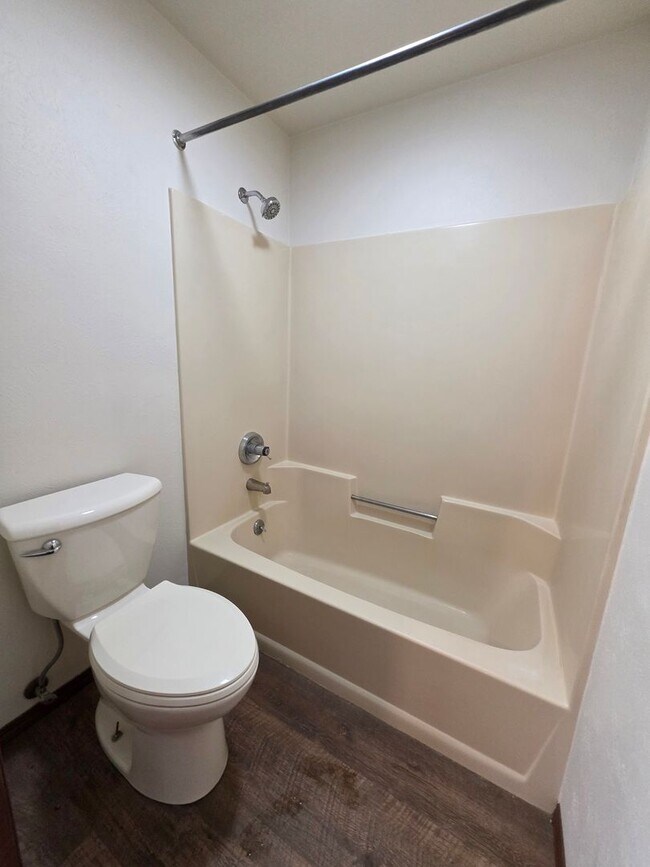 Building Photo - Spacious 1 Bedroom 1 Bath Upper Apartment