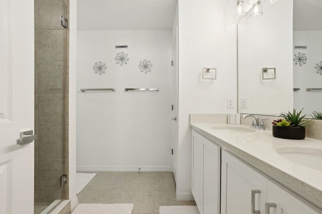 Building Photo - 646 Longboat Dr