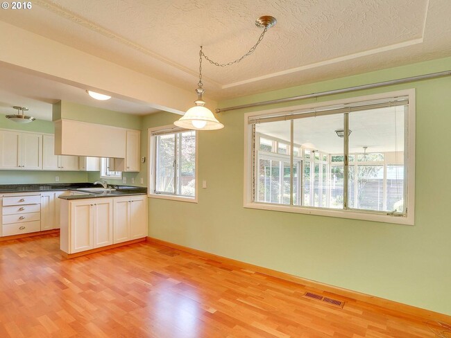 Building Photo - Great 3br/1.5ba home in Northeast Portland