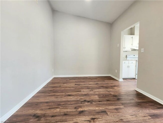 Building Photo - Updated and charming townhouse in heart of...