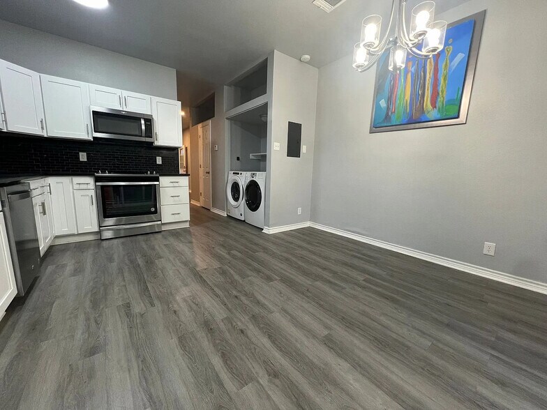 Building Photo - Room in Townhome on Magnolia Blossom St