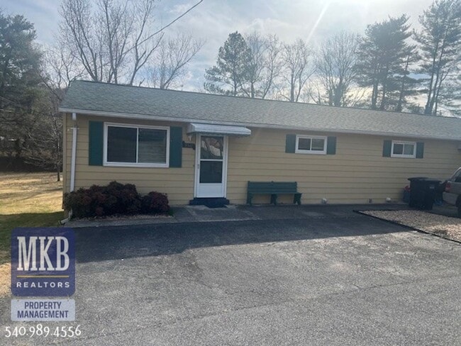 Building Photo - Garden City- 1 Bedroom duplex