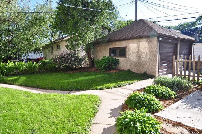 Building Photo - Spacious 3-Bed Duplex with Garage and 2 bathrooms in Minneapolis!