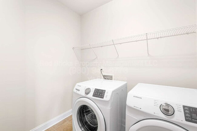 Building Photo - 8608 Lavender Pl