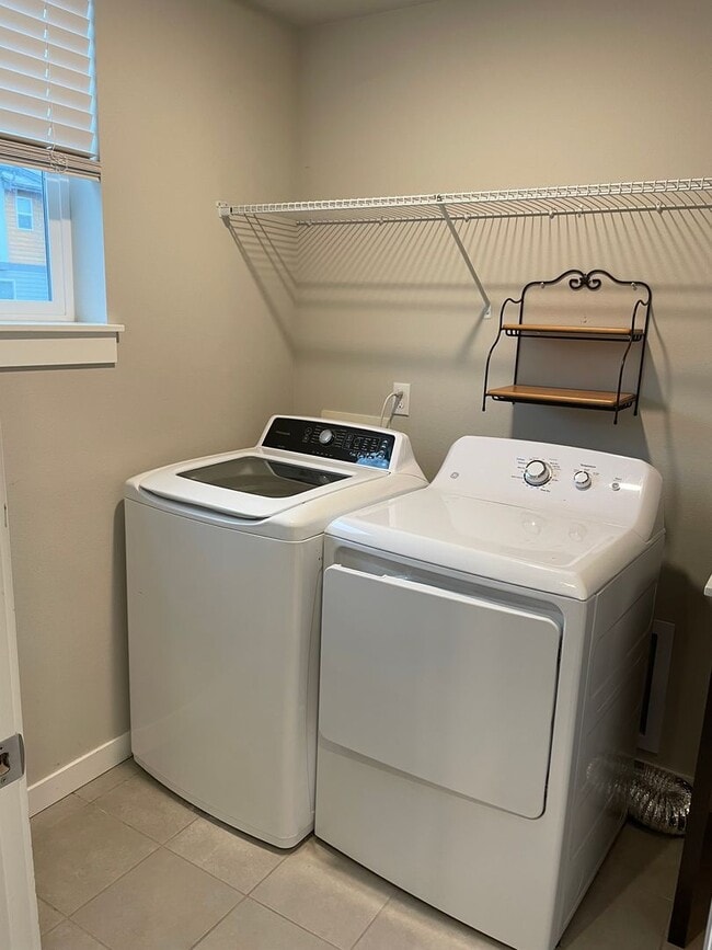 Building Photo - Stunning 3 bedroom 2.5 bathroom Townhome in Bothell!