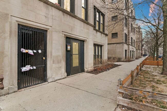 Building Photo - 635 W Roscoe St