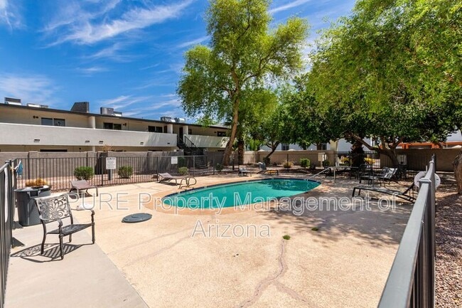 Building Photo - 810 E Colter St