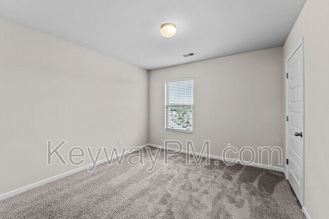 Building Photo - 5033 Vine Ln