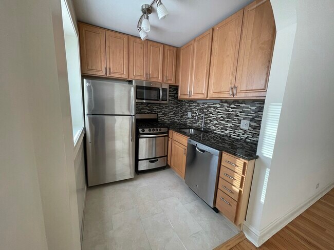 Building Photo - 1824 N Lincoln Park W