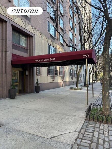 Building Photo - 250 S End Ave