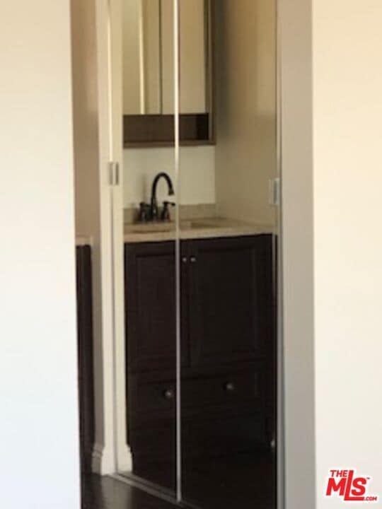 Building Photo - 622 S Barrington Ave