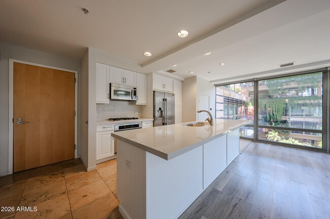 Building Photo - 7137 E Rancho Vista Dr