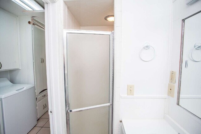 Building Photo - "Spacious 5-Bed Oasis with Granite Elegance & Hardwood Charm in Lubbock!"