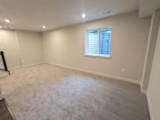 Building Photo - New Build (never lived in) townhouse avail...