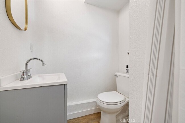 Building Photo - 1583 W 48th St