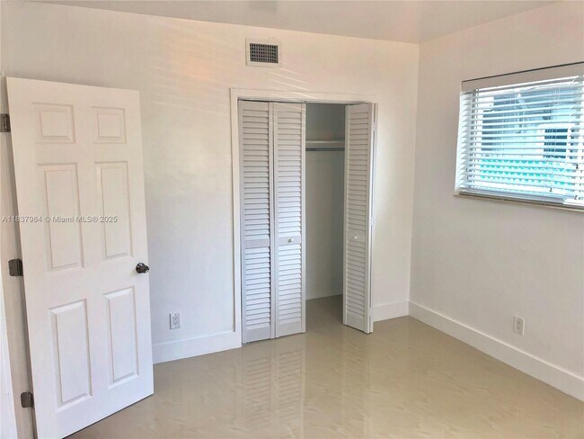 Building Photo - 8227 Crespi Blvd