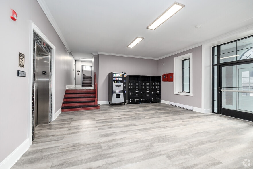 Lobby Photo - Commodore Apartments