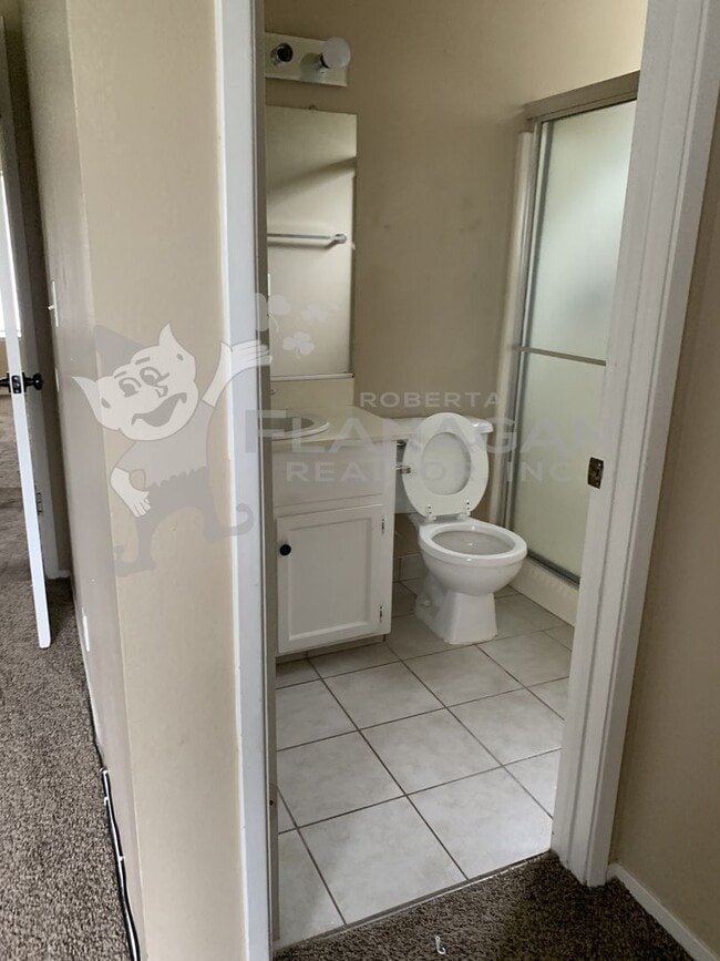 Building Photo - 3 Bedroom/ 2 Bathroom home