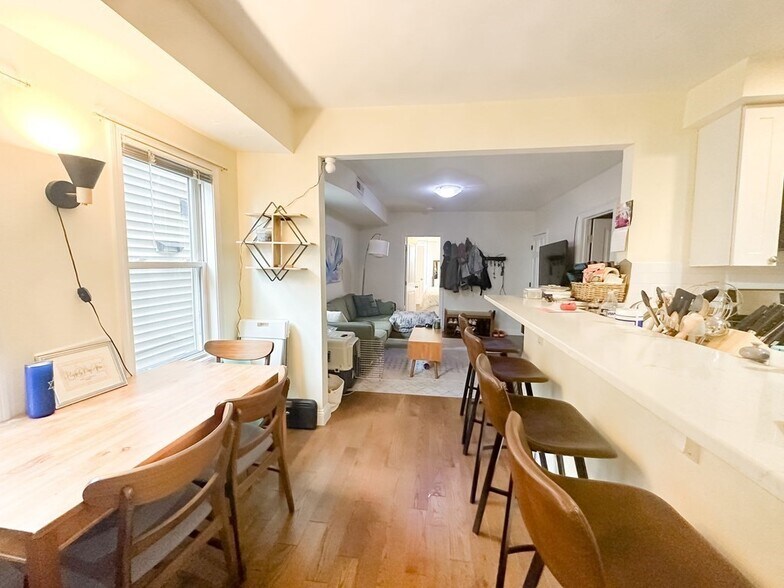 Building Photo - 85 Baxter St