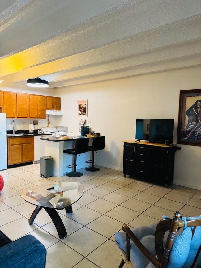 Building Photo - 1100 Alvarado Dr SE
