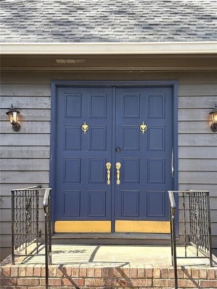 Building Photo - 2305 Eastgate Dr SW