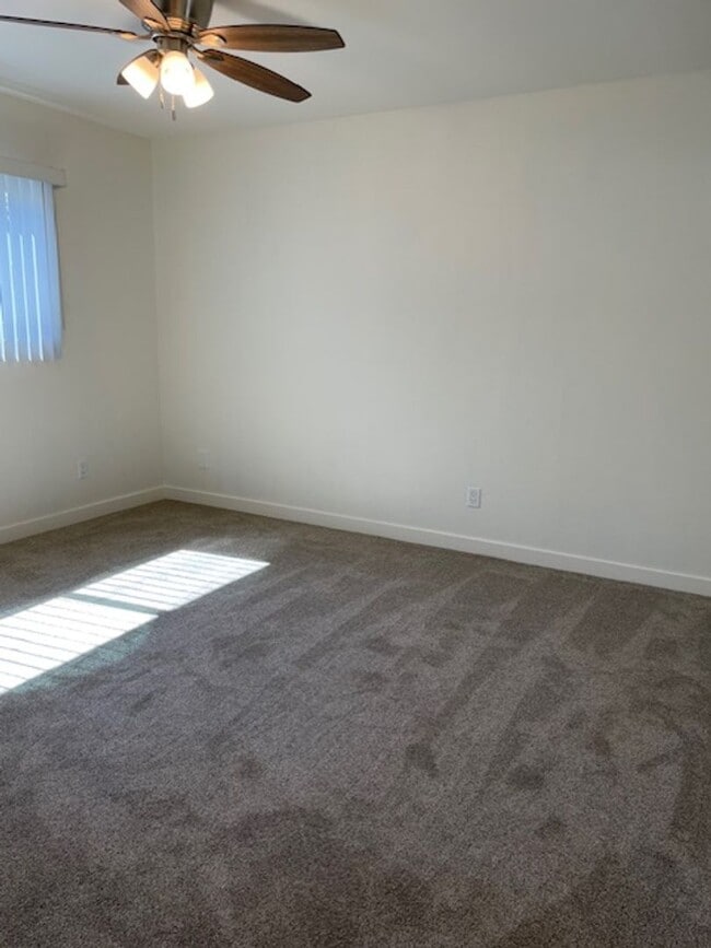 Building Photo - Spacious 2 Bedroom Unit in Huntington Beach