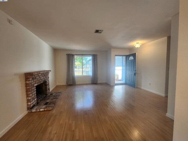 Building Photo - 1733 Carnation Cir