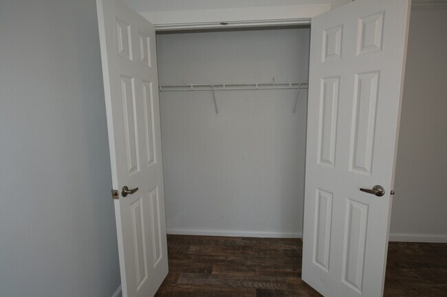 Building Photo - AVAILABLE 6/10/26 Adorable 2 bedroom cottage available long term off 30A! Huge screened in porch ...