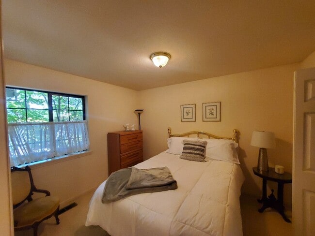 Building Photo - 3 bed  bath fully furnished home on the Ro...