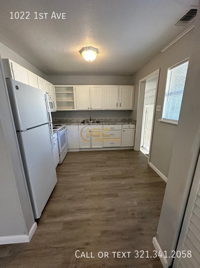 Building Photo - 1022 1st Ave