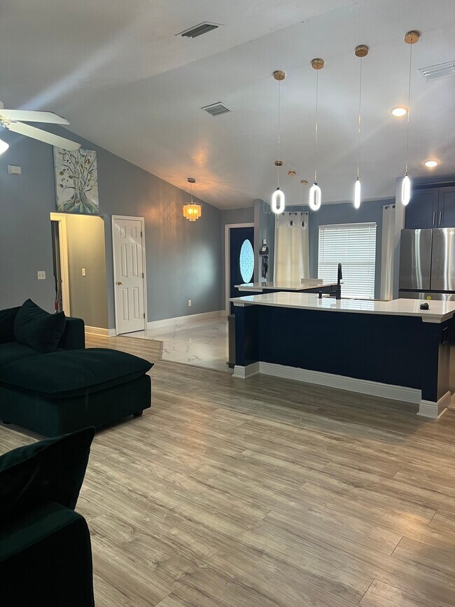 Building Photo - 701 SW Sarazen Ave