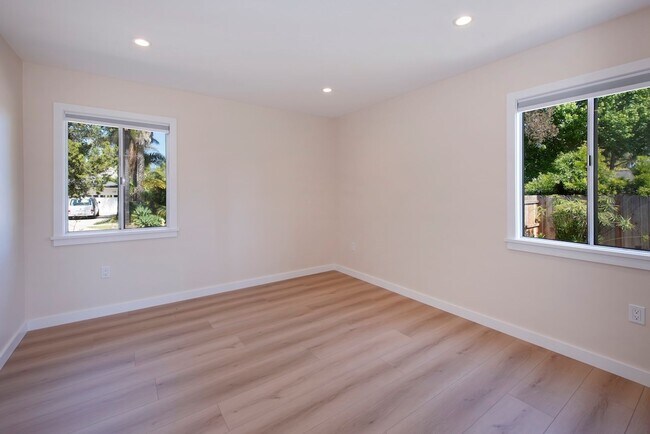 Building Photo - Remodeled Mesa Home Steps From Shoreline Park!